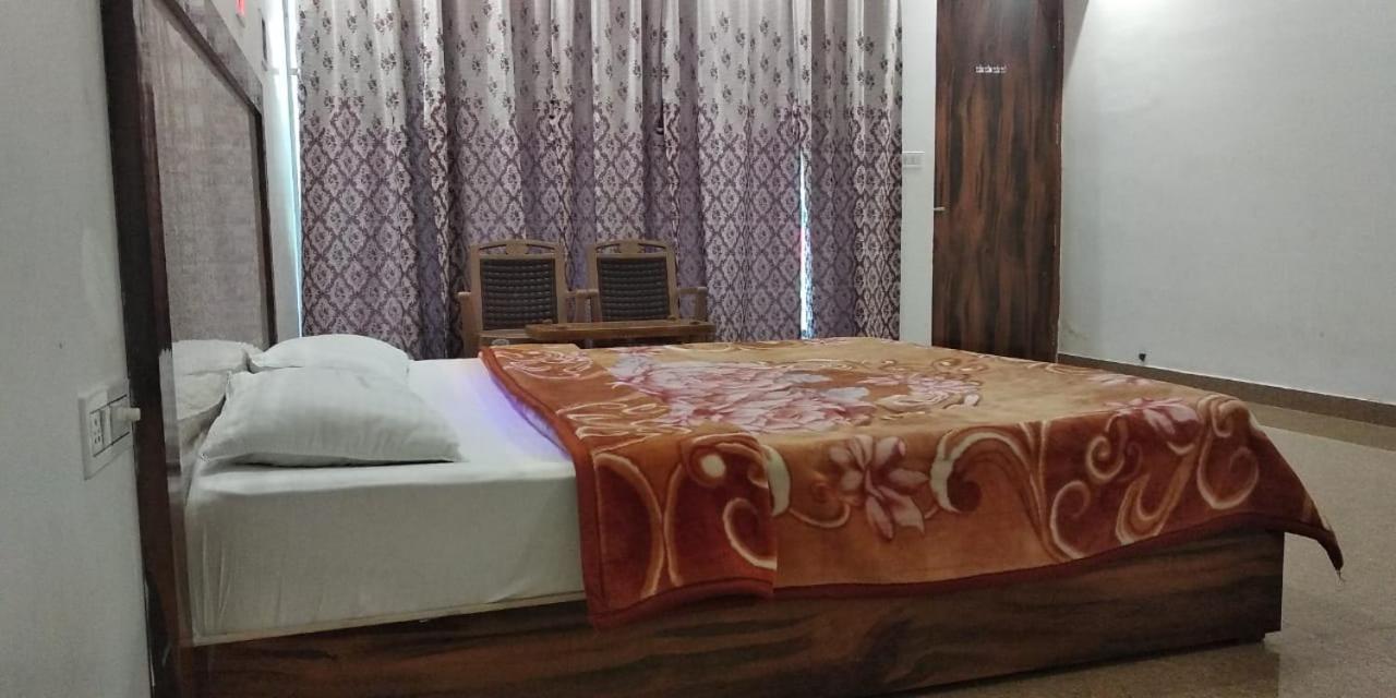 Hotel Radha Rani Mahal Кгаджураго Екстер'єр фото