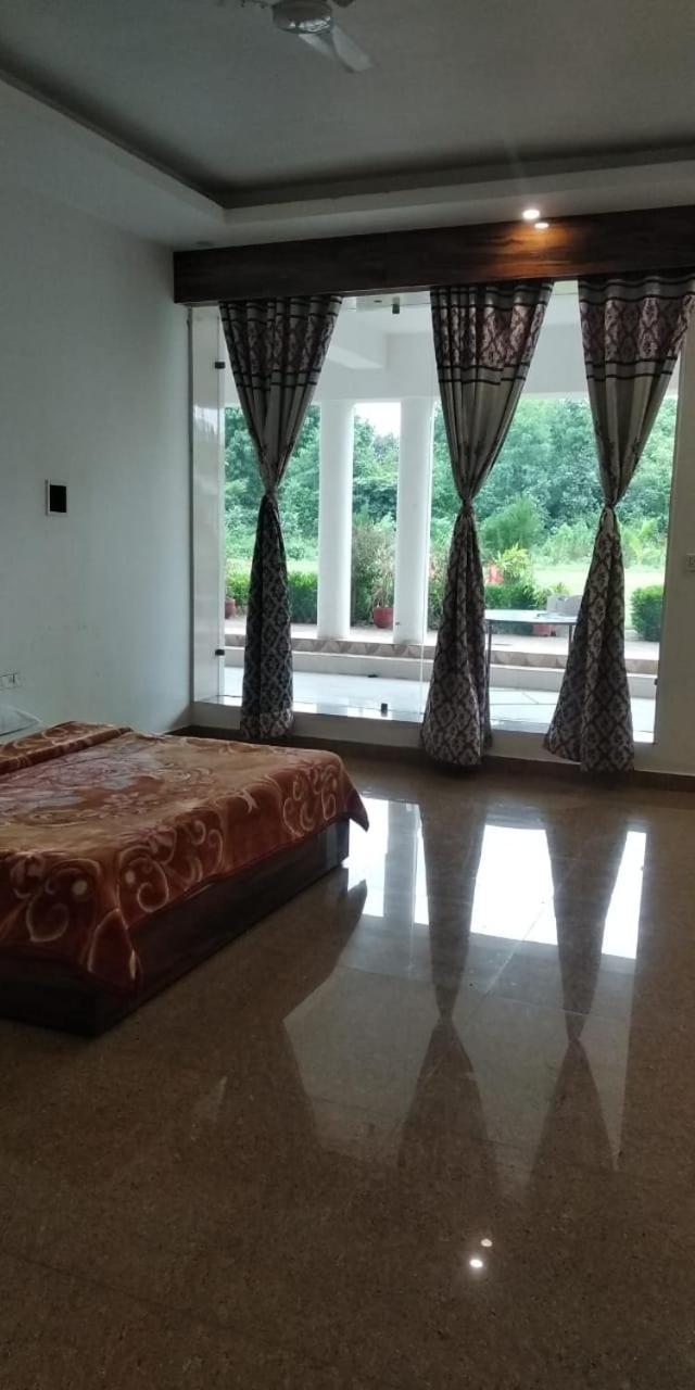 Hotel Radha Rani Mahal Кгаджураго Екстер'єр фото