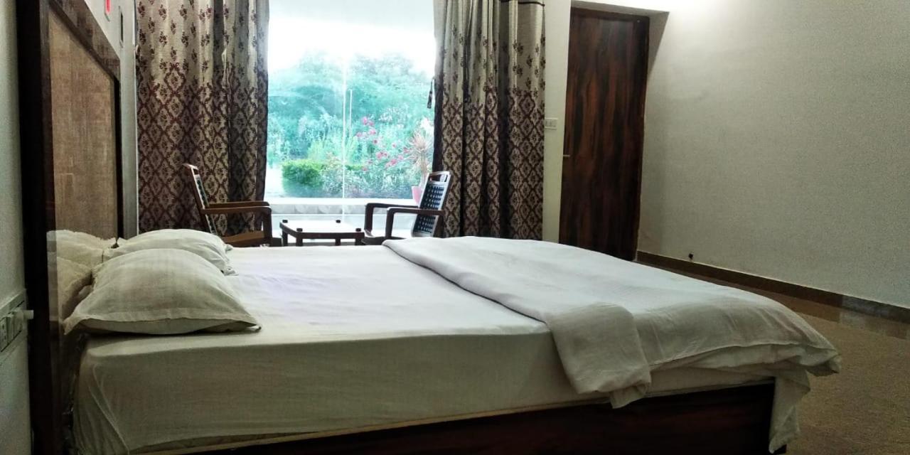 Hotel Radha Rani Mahal Кгаджураго Екстер'єр фото